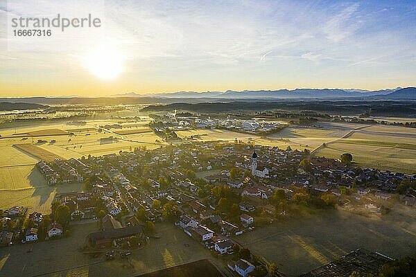 Sonnenaufgang über Gelting  bei Geretsried  Tölzer Land  Luftbild  Oberbayern  Bayern  Deutschland  Europa