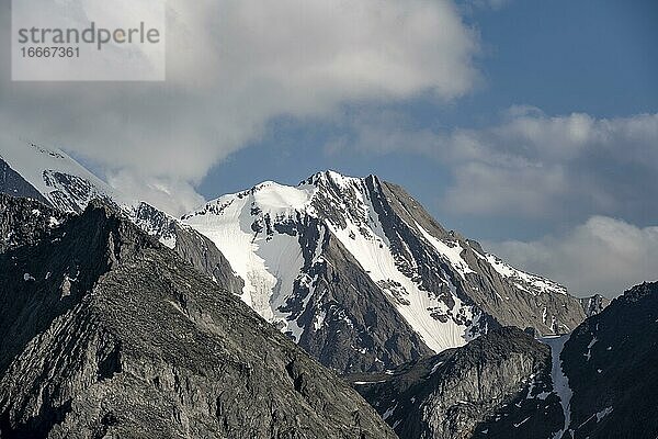 Schneebedeckte Berge  hochalpine Landschaft  Berliner Höhenweg  Zillertaler Alpen  Zillertal  Tirol  Österreich  Europa