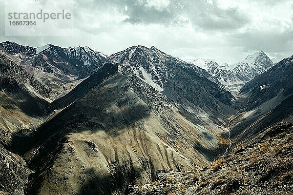 Panoramablick  Daliz-Pass  Gerölllandschaft  dahinter Gipfel des Hindukusch  Wakhan-Korridor  Badachschan  Afghanistan  Asien