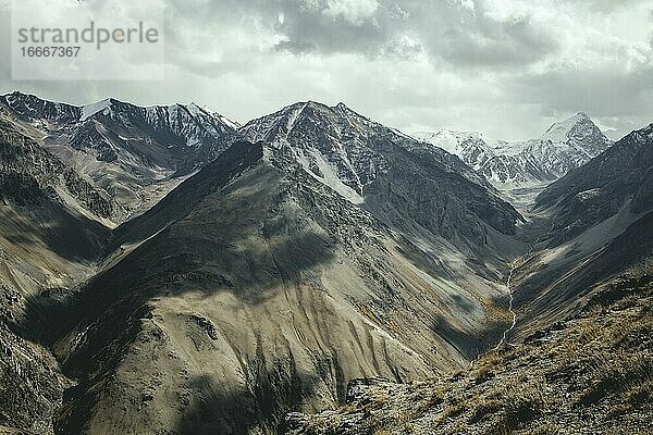 Panoramablick  Daliz-Pass  im Tal das Flussbett des Wachandarja  dahinter der verschneite Hindukusch  Wakhan-Korridor  Badachschan  Afghanistan  Asien