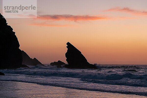 Sonnenuntergang am Praia da Adraga  Almocageme  Portugal  Europa