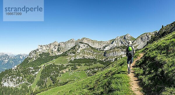 Wanderer auf einem Wanderweg  Haidachstellwand  5-Gipfel-Klettersteig  Wanderung am Rofangebirge  Tirol  Österreich  Europa