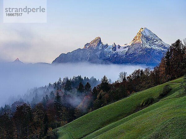 Watzmann mit Schnee und links Schönfeldspitze über Hochnebel  Berchtesgaden  Berchtesgadener Land  Oberbayern  Bayern  Deutschland  Europa