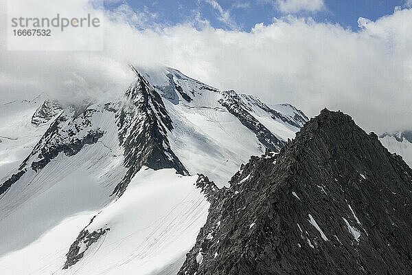 Luftaufnahme  Berggipfel  links Großer Mösler  rechts Furtschaglspitze  schneebedeckte Berge  hochalpine Landschaft mit Berggipfel in Wolken  Berliner Höhenweg  Zillertaler Alpen  Zillertal  Tirol  Österreich  Europa