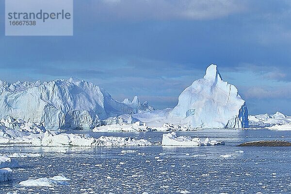 Massive Eisberge in der Diskobucht  Weiß und blau gefärbtes Eis schwimmt in kleinen und großen Stücken im arktischen Ozean  Ilulissat  Disko Bucht  Grönland  Nordamerika