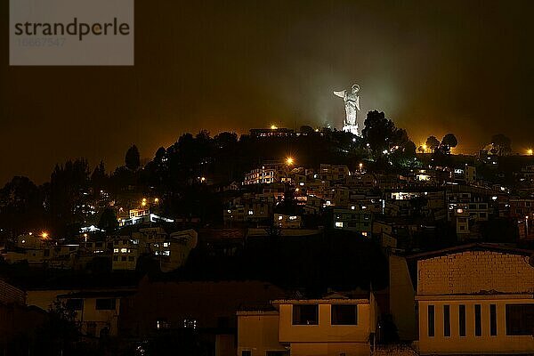 Marienstatue Virgen del Panecillo am Mirador de Panecillo bei Nacht  Quito  Provinz Pichincha  Ecuador  Südamerika