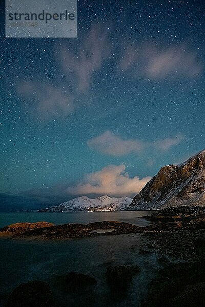 Nordlichter über einem norwegischem Fjord  Tromsø  Norwegen  Europa