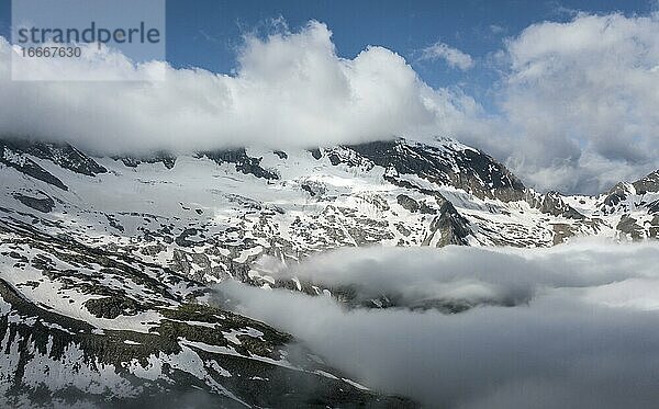 Schneebedeckte Berge  Hochalpine Landschaft mit Wolken  Berliner Höhenweg  Zillertaler Alpen  Zillertal  Tirol  Österreich  Europa