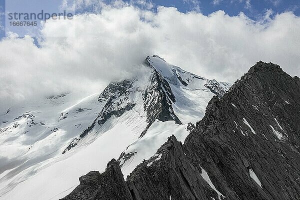 Luftaufnahme  Berggipfel  links Großer Mösler  rechts Furtschaglspitze  schneebedeckte Berge  hochalpine Landschaft mit Berggipfel in Wolken  Berliner Höhenweg  Zillertaler Alpen  Zillertal  Tirol  Österreich  Europa