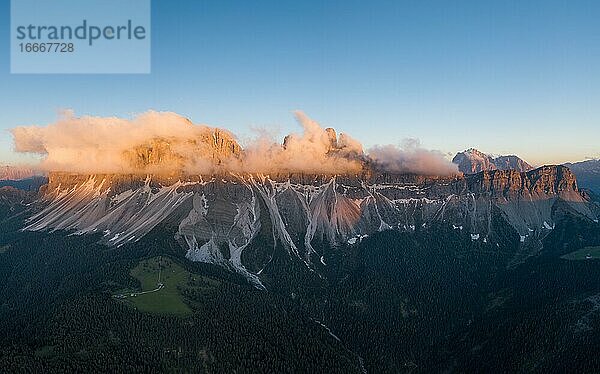 Luftaufnahme  Panorama  Sonnenuntergang bei dem Furchetta Berg mit Wolken  NaturparkPuez-Geisler  Sankt Magdalena  Südtirol  Italien  Europa