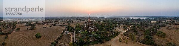 Luftaufnahme  Htilominlo-Tempel zum Sonnenuntergang  Bagan  Myanmar  Asien