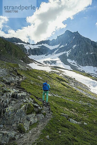 Wanderer vor schneebedeckten Berge  hochalpine Landschaft  Berliner Höhenweg  Zillertaler Alpen  Zillertal  Tirol  Österreich  Europa