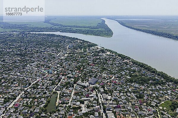 Luftaufnahme der Stadt Vilkovo  ukrainisches Venedig (Stadt auf dem Wasser gebaut)  im Hintergrund die Ankudinov-Inseln  Oblast Vylkove Odessa  Ukraine  Europa