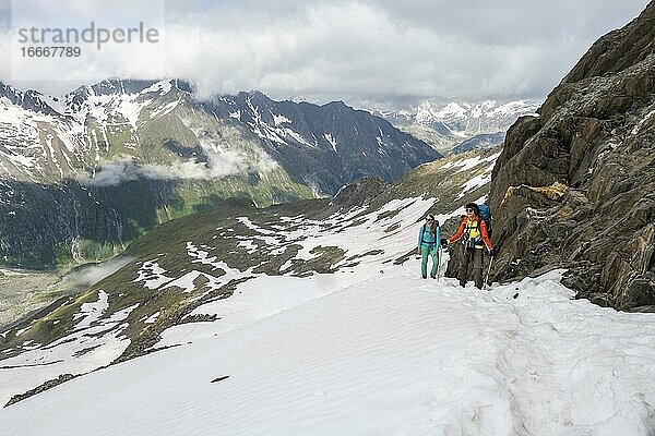 Schneefeld  Wanderer auf dem Weg zum Schönblichler Horn  Weg vom Furtschaglhaus zu der Berliner Hütte  Hochalpine Landschaft  Berliner Höhenweg  Zillertaler Alpen  Zillertal  Tirol  Österreich  Europa