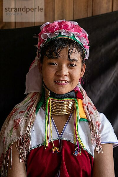 Junge Langhalsfrau mit mehreren Messingringen um den Hals  Lake Inle  Myanmar  Asien