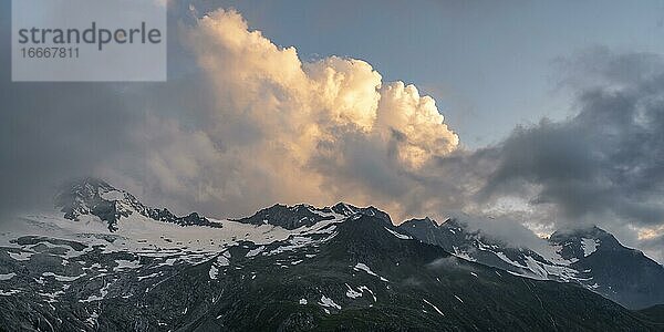 Abendstimmung  Berge am Berliner Höhenweg  links Großer Möseler  Gletscher Waxeggkees  Zillertaler Alpen  Zillertal  Tirol  Österreich  Europa