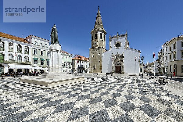 Kirche St. Johannes der Täufer  Statue von Gualdim Pais auf dem Platz der Republik  Tomar  Bezirk Santarem  Portugal  Europa