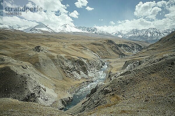 Panoramablick  im Tal fließt der Wachandarja  Canyon  Broghil-Pass  Wakhan-Korridor  Badachschan  Afghanistan  Asien