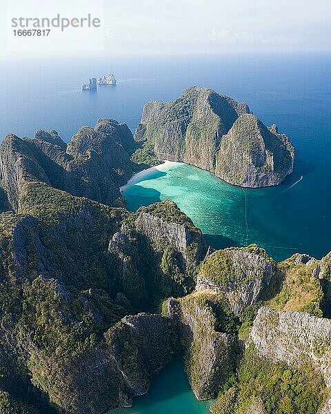 Luftaufnahme  Maya Bay Lagune mit hohen Karstfelsen  Tropische Insel  Koh Phi Phi  Krabi Province  Thailand  Asien