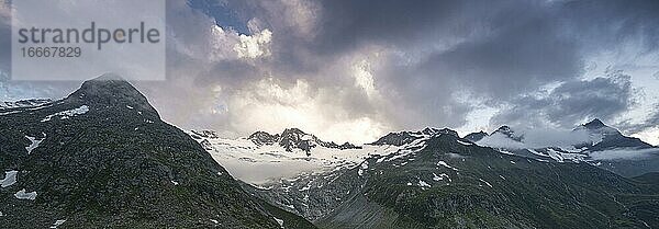 Abendstimmung  Berge am Berliner Höhenweg  links Berggipfel Steinmandl rechts Großer Möseler  Gletscher Waxeggkees  Zillertaler Alpen  Zillertal  Tirol  Österreich  Europa