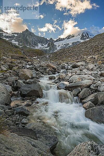 Abendstimmung  Furtschaglbach vor Berglandschaft  hinten Schönbichler Horn  Berliner Höhenweg  Zillertaler Alpen  Zillertal  Tirol  Österreich  Europa