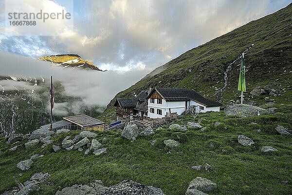 Furtschaglhaus mit Berggipfel im letzten Sonnenlicht und Wolken  Berliner Höhenweg  Zillertaler Alpen  Zillertal  Tirol  Österreich  Europa