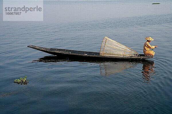 Traditioneller Fischerauf seinem kleinen Boot  Lake Inle  Myanmar  Asien