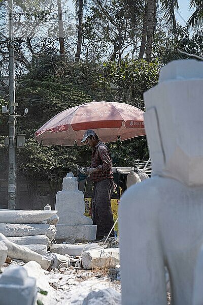 Mann fertigt weiße buddhistische Statuen an  Mandalay  Myanmar  Asien