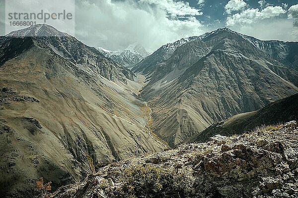 Blick nach Osten entlang des Wakhan-Korridor beim Abstieg vom Daliz-Pass  im Tal das Flussbett des Wachandarja  im Hintergrund die Berge des Hinduskuschs  Wakhan-Korridor  Badachschan  Afghanistan  Asien