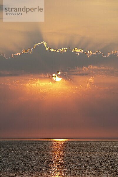 Sonnenuntergang an der Ostsee  Dranske  Mecklenburg-Vorpommern  Deutschland  Europa