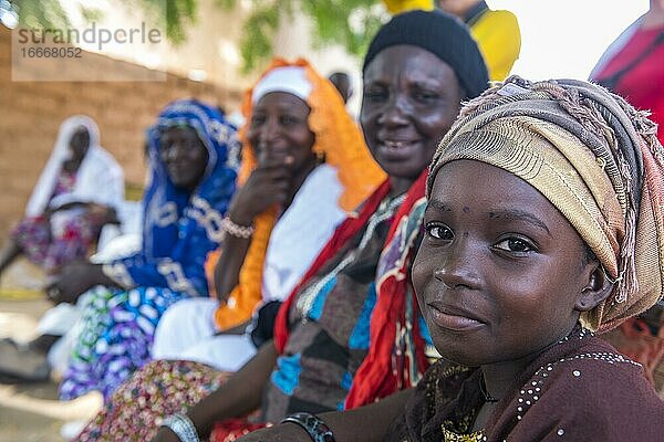 Kind und Einheimische  Portrait  bei Voodoo-Zeremonie in Dogondoutchi  Niger  Afrika