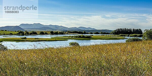 Dorf Brion  Bordes-See auf der Hochebene von Cezallier  Naturpark der Vulkane der Auvergne  Departement Puy-de-Dome  Auvergne-Rhône-Alpes  Frankreich  Europa