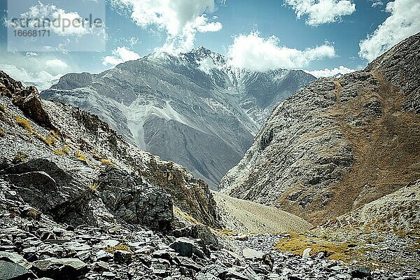 Daliz-Pass  Blick auf den Aufstieg  der von Sarad-e-Broghil in die Hochtäler des Wakhan-Korridors führt  karge Felslandschaft  im Hintergrund die Berge des Hindukusch  Wakhan-Korridor  Badachschan  Afghanistan  Asien