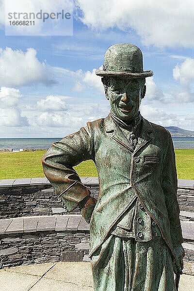 Bronzestatue von Charlie Chaplin  Bildhauer Alan Ryan Hall  Waterville  Ring of Kerry  Wild Atlantic Way  Irland  Europa