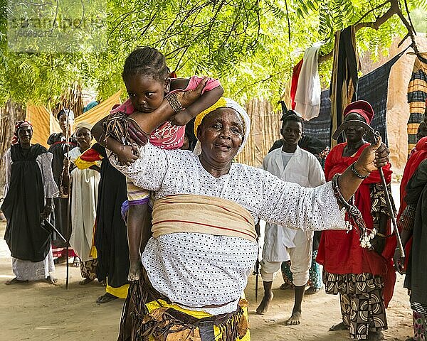 Frau mit Kind tanzt  Voodoo-Zeremonie in Dogondoutchi  Niger  Afrika