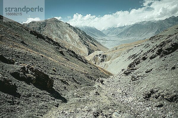 Daliz-Pass  karge Felslandschaft  im Hintergrund die Ebene von Sarad-e-Broghil und der westliche Teil des Korridors  links der Hindukusch  rechts die Berge des Pamir  Wakhan-Korridor  Badachschan  Afghanistan  Asien