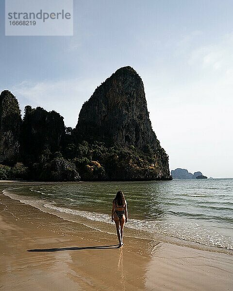 Frau geht am Strand entlang  tropischer Strand  Railay Beach  Krabi Provinz  Thailand  Asien