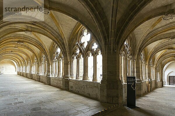 Galerie des Kreuzgangs der Abtei Saint Robert  La Chaise Dieu  Departement Haute Loire  Auvergne-Rhone-Alpes  Frankreich  Europa