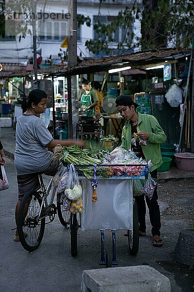Obstverkäufer auf einer Straße in Bangkok  Thailand  Asien