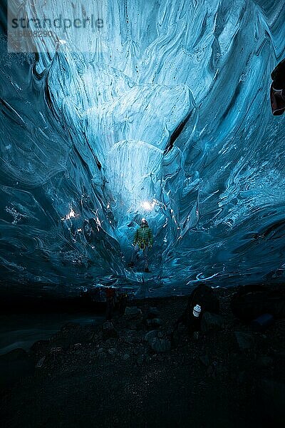 Person in einer Eishöhle mit Stirnlampe  Vatnajökull Gletscher  Island  Europa