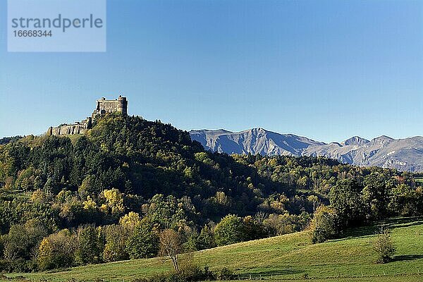 Schloss von Murol im Herbst  Naturpark der Vulkane der Auvergne  Departement Puy-de-Dome  Auvergne-Rhone-Alpes  Frankreich  Europa