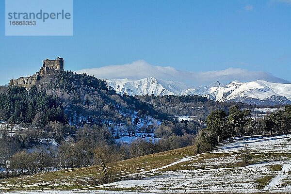 Schloss von Murol im Winter  Naturpark der Vulkane der Auvergne  Departement Puy-de-Dome  Auvergne-Rhone-Alpes  Frankreich  Europa