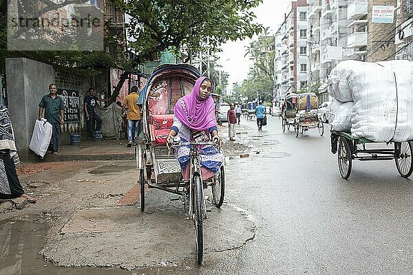 Rojina Begum  Rikschafahrerin mit Behinderung  Elephant Road  Dhaka  Bangladesch  Asien