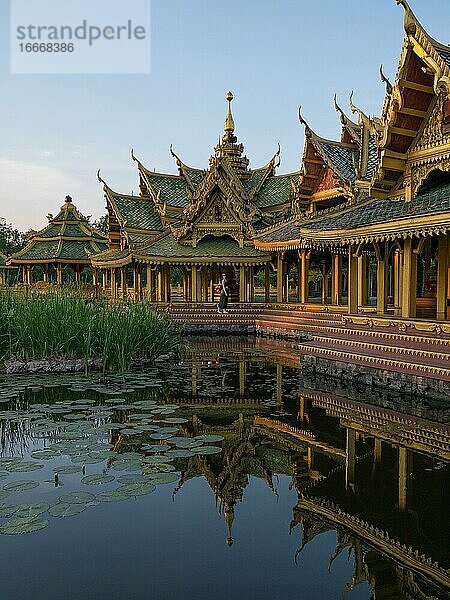 6-eckiger goldener Tempel  Ancient City  Bangkok  Thailand  Asien