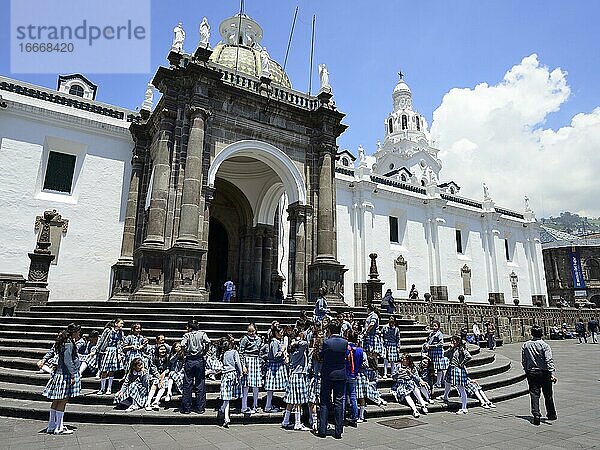 Schulklasse in Schuluniform auf den Treppen der Kathedrale  Catedral Metropolitana  Quito  Provinz Pichincha  Ecuador  Südamerika