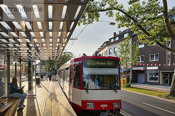 Straßenbahn der Rheinbahn an der Haltestelle Nikolaus-Kopp-Platz im Stadtteil Heerdt  Düsseldorf  Nordrhein-Westfalen  Deutschland  Europa