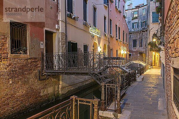 Kleine Gasse mit Kanal in der Abenddämmerung  Stadtteil Castello  Venedig  Italien  Europa