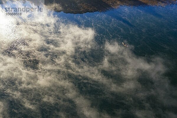 Nebelschwaden am Irrsee mit Fischerboot  Bodennebel  von oben  Drohnenaufnahme  Luftaufnahme  Salzkammergut  Oberösterreich  Österreich  Europa