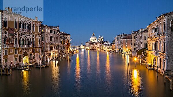 Canal Grande bei Nacht  links Renaissance-Palast Palazzo Cavalli-Franchetti  hinten Kirche Santa Maria della Salute  Venedig  Italien  Europa