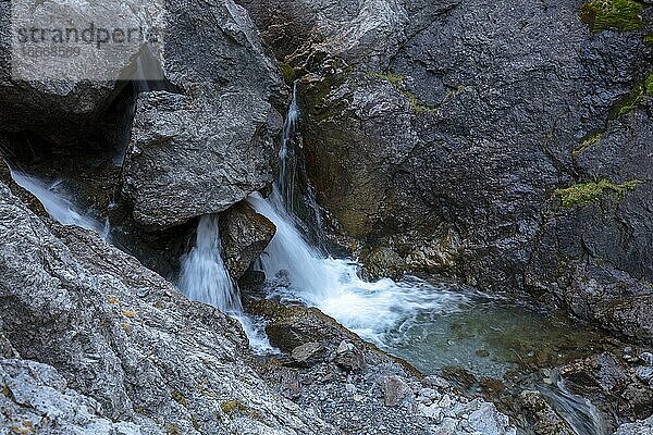 Wasserfall in der Felsenschlucht Val d'Uina  Scuol  Engadin  Graubünden  Schweiz  Europa